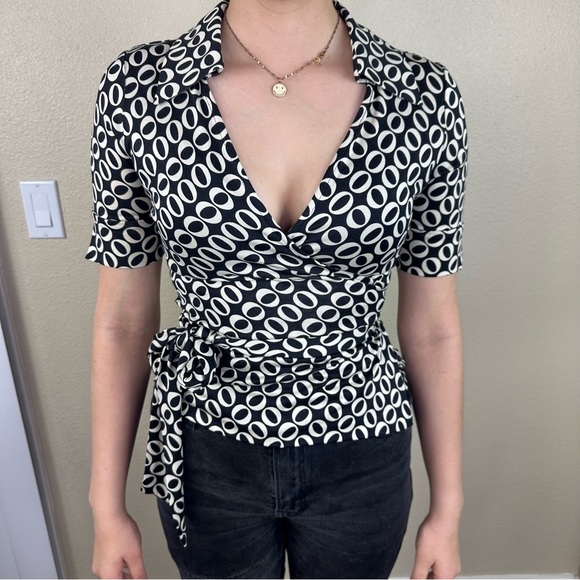 Diane Von Furstenberg Tops - DIANE von FURSTENBERG Top Sz 4 Jillianna Silk Jersey Wrap Short Sleeve